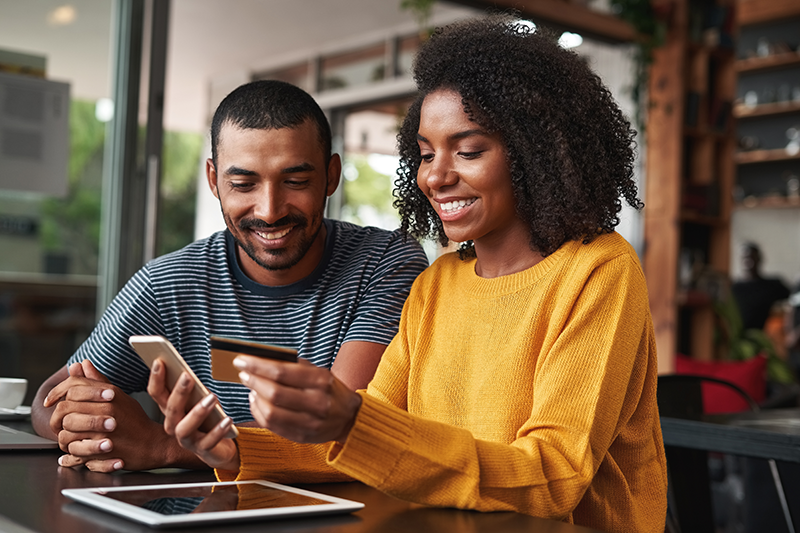 Casal realizando compra online